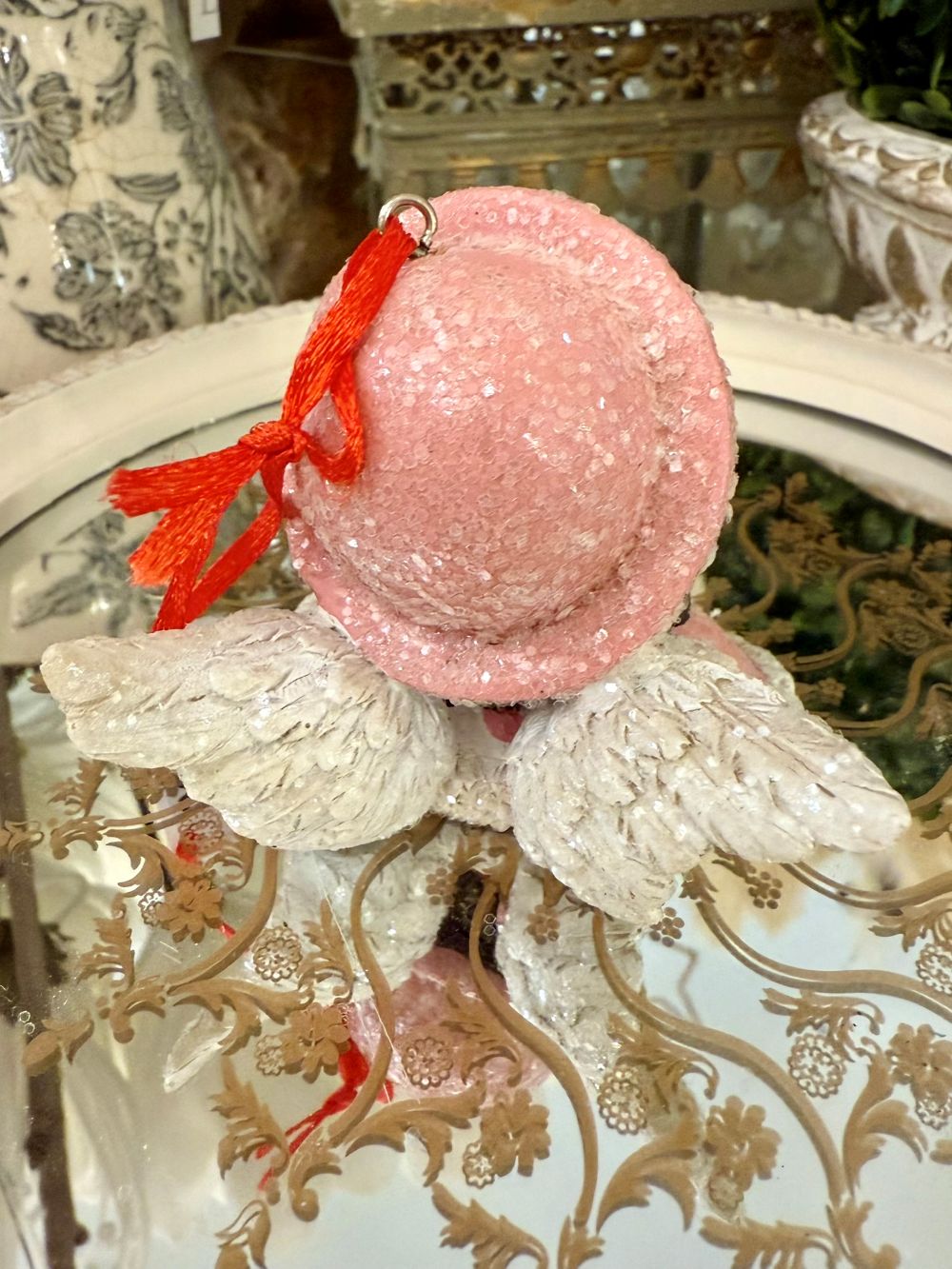 Figurine ange à suspendre style poupée victorienne, tenue rose pailletée et ruban bleu, avec ailes blanches, décoration de Noël romantique et poétique