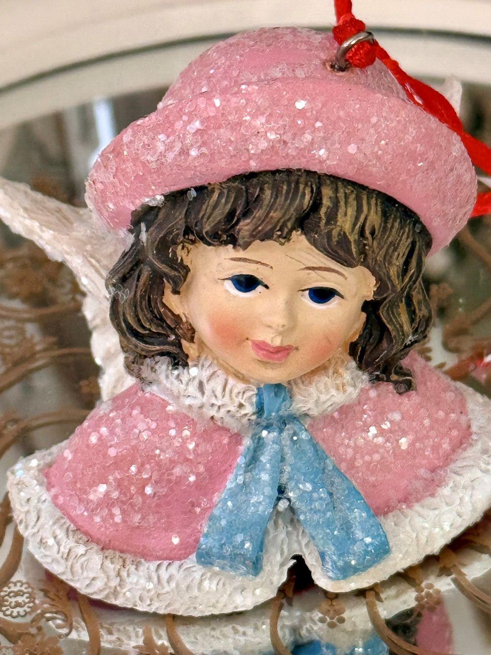 Figurine ange à suspendre style poupée victorienne, tenue rose pailletée et ruban bleu, avec ailes blanches, décoration de Noël romantique et poétique