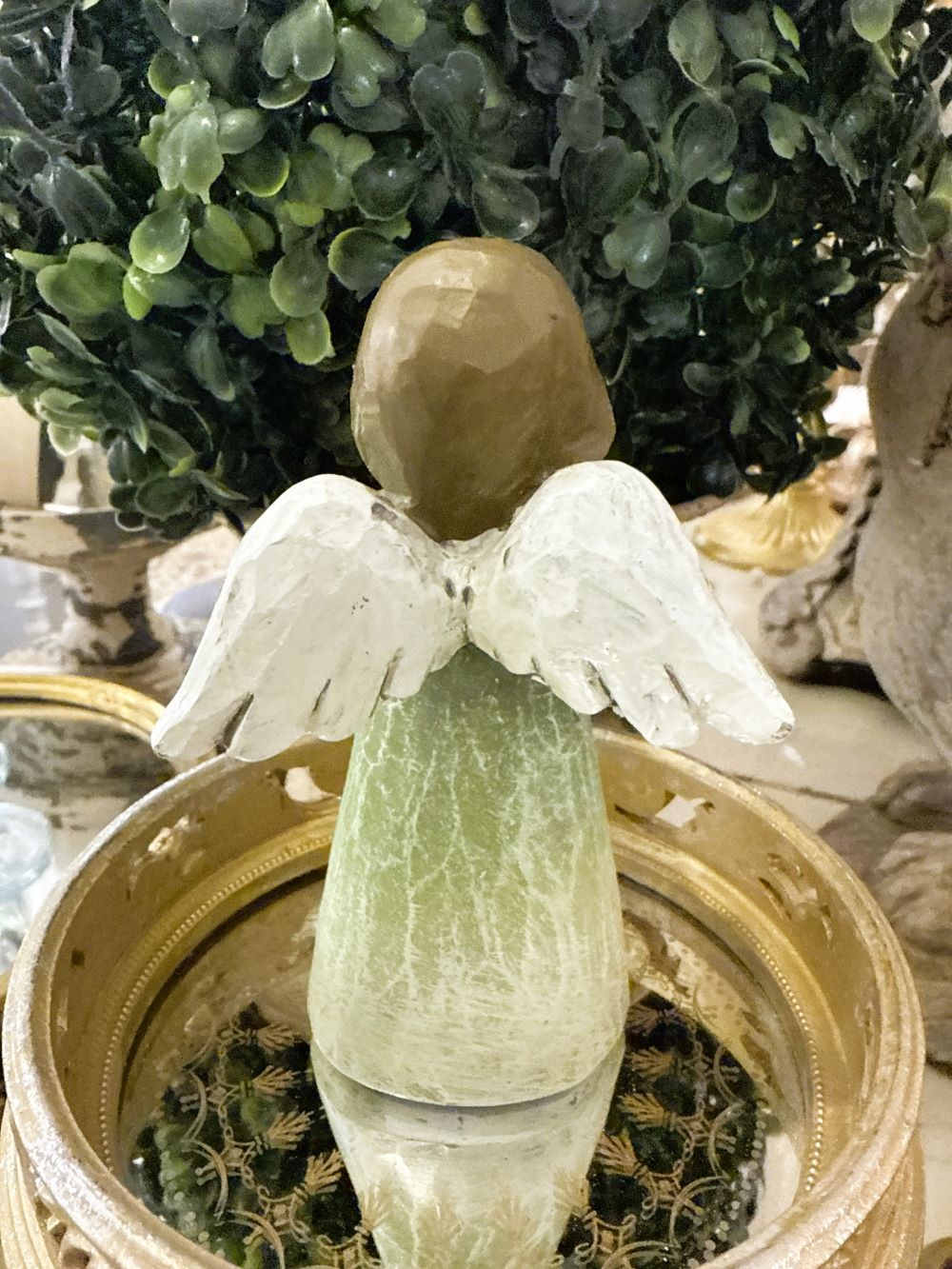 Figurine décorative ange en robe verte avec oiseau blanc, style shabby chic et romantique, couleurs vert, blanc et brun, ambiance douce et poétique