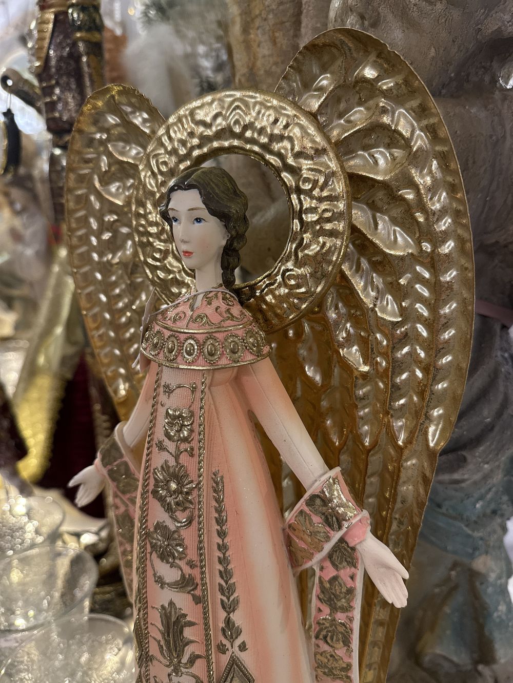 Figurine ange victorien décoratif 47 cm en rose poudré, ivoire et or, style romantique et féérique, idéale pour une décoration de charme