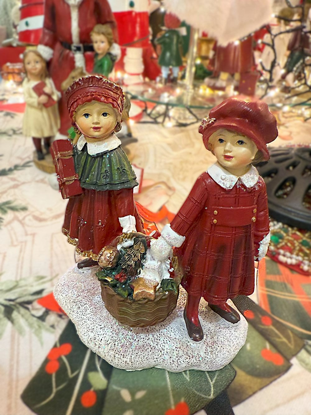 Figurine Enfants au Panier de Noël en rouge et vert, décoration shabby chic et féérique pour les fêtes de fin d’année