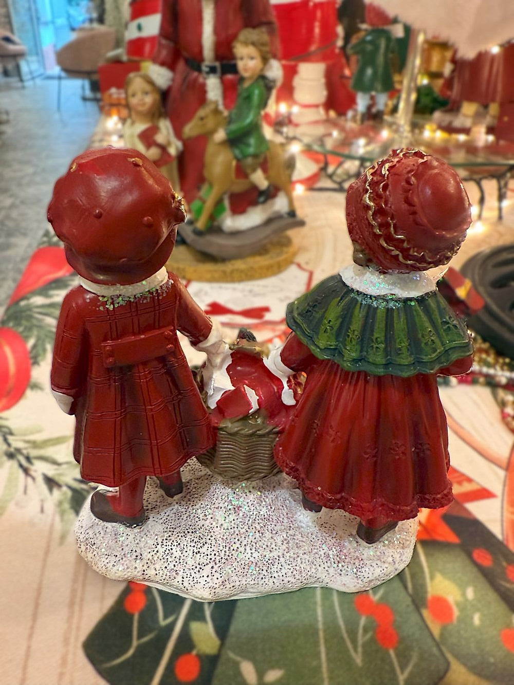 Figurine Enfants au Panier de Noël en rouge et vert, décoration shabby chic et féérique pour les fêtes de fin d’année