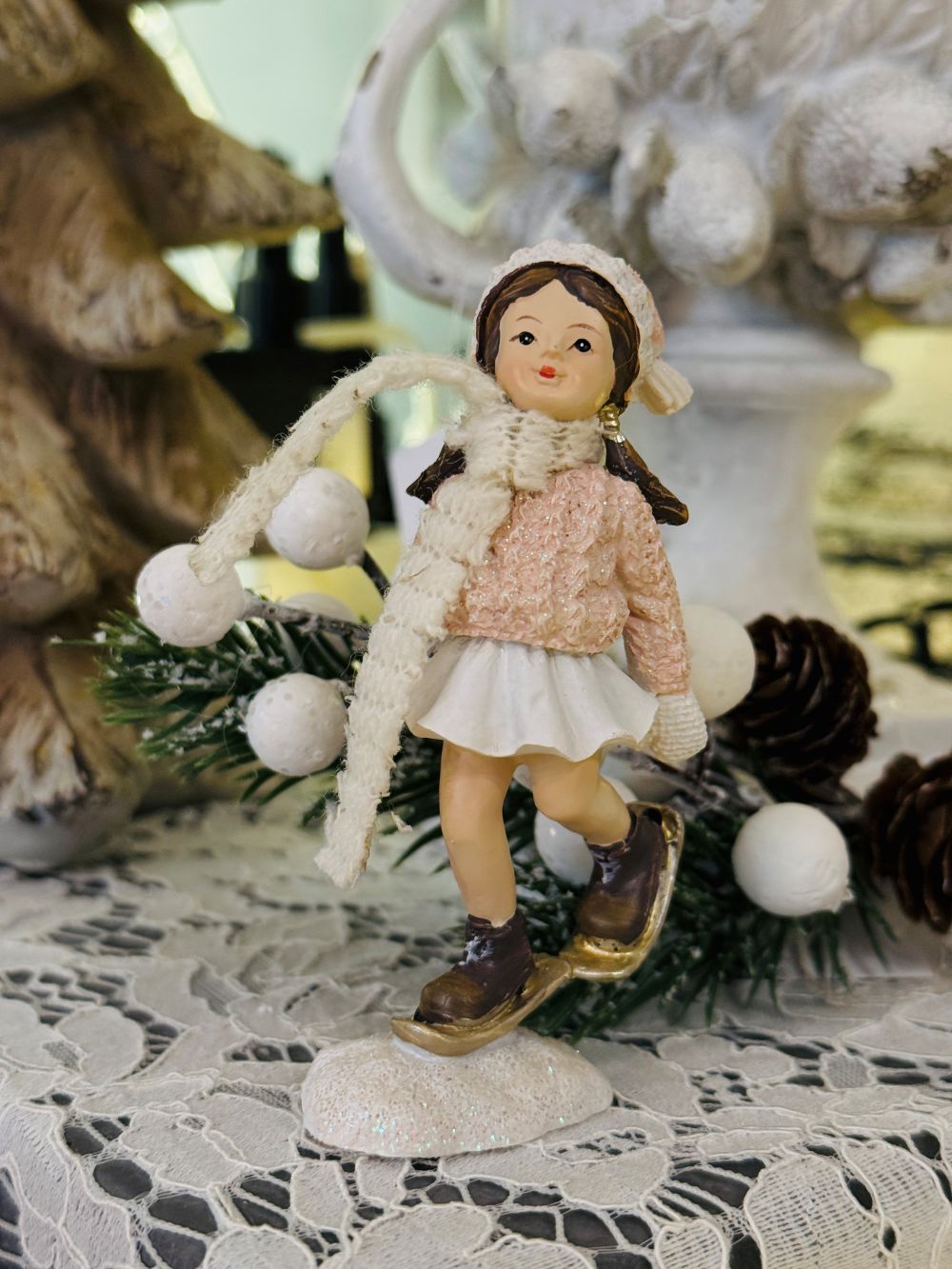 Figurine La Petite Patineuse en tenue rose poudré et blanche, décoration romantique et shabby chic pour ambiance hivernale et féérique