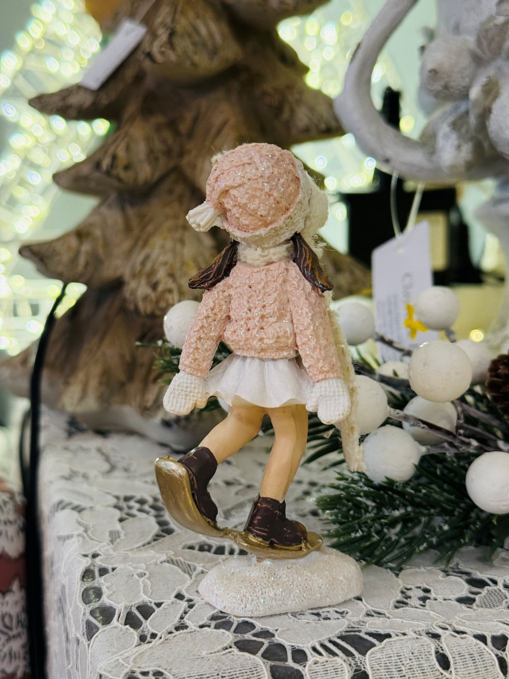 Figurine La Petite Patineuse en tenue rose poudré et blanche, décoration romantique et shabby chic pour ambiance hivernale et féérique