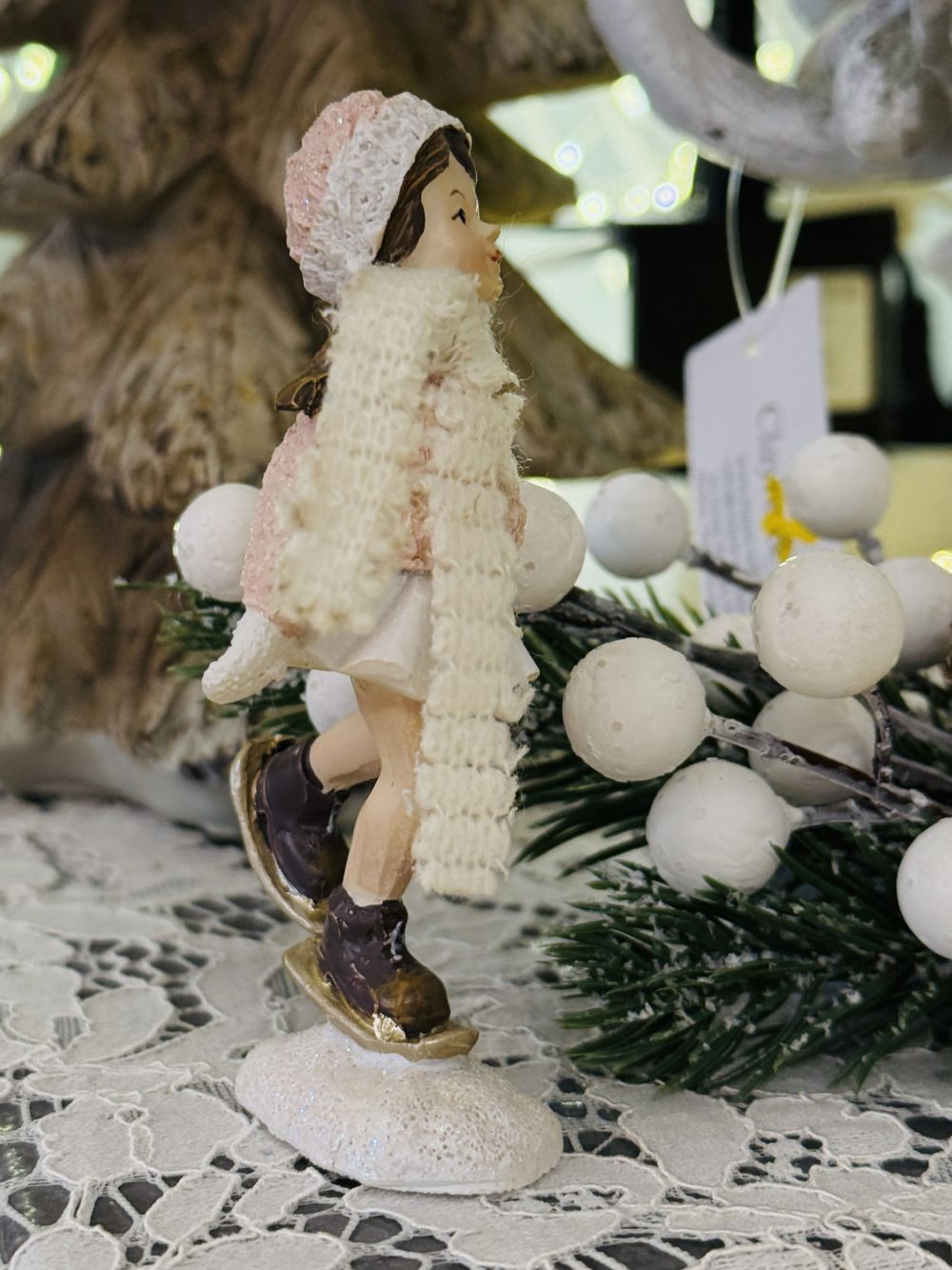 Figurine La Petite Patineuse en tenue rose poudré et blanche, décoration romantique et shabby chic pour ambiance hivernale et féérique