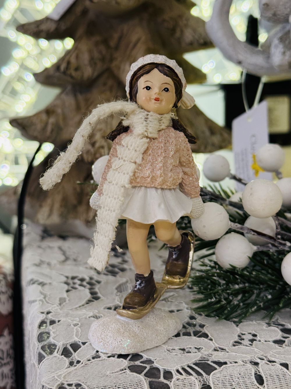 Figurine La Petite Patineuse en tenue rose poudré et blanche, décoration romantique et shabby chic pour ambiance hivernale et féérique