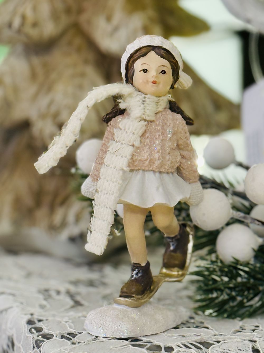 Figurine La Petite Patineuse en tenue rose poudré et blanche, décoration romantique et shabby chic pour ambiance hivernale et féérique