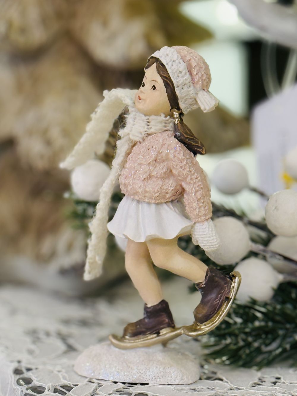 Figurine La Petite Patineuse en tenue rose poudré et blanche, décoration romantique et shabby chic pour ambiance hivernale et féérique