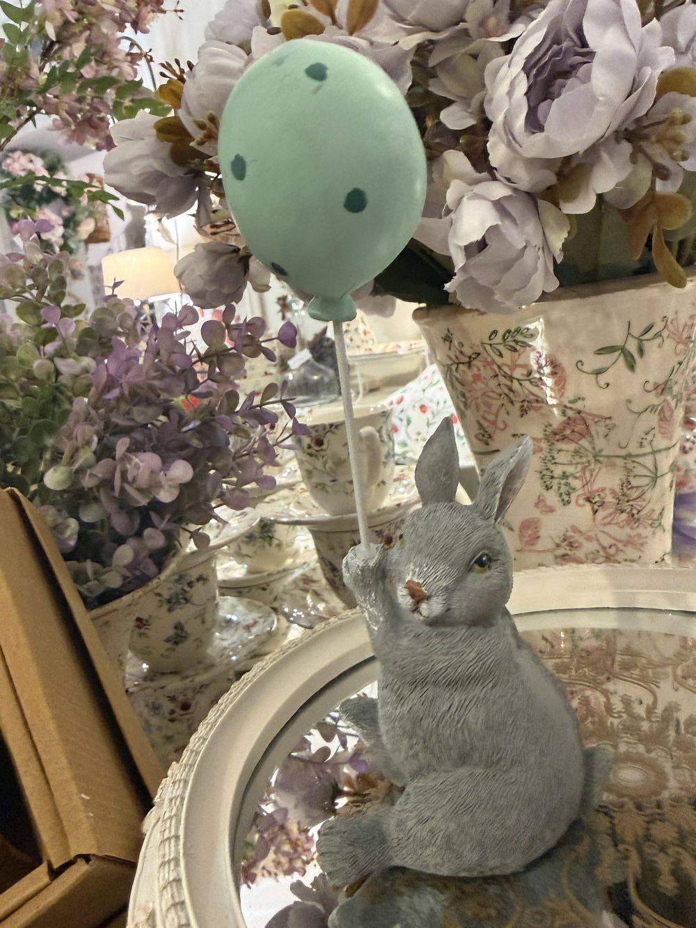 Figurine lapin au ballon vert menthe de 18 cm, décoration de Pâques romantique shabby chic, ambiance poétique et printanière