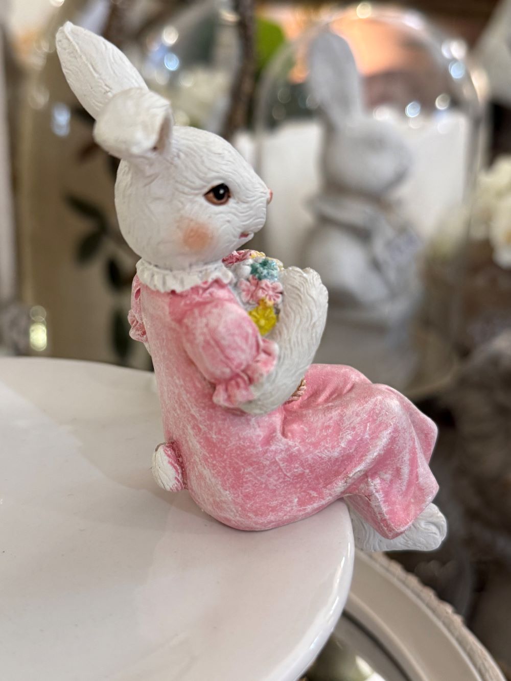 Figurine décorative Lapinette assise, style romantique et shabby chic, couleurs rose et blanc, ambiance poétique et printanière