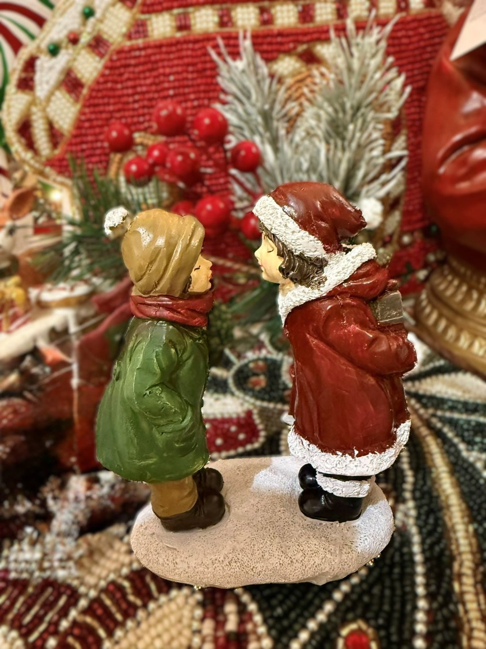 Figurine Les Petits Amoureux de Noël en rouge, vert et beige, scène romantique d’enfants pour décoration de charme et ambiance féérique