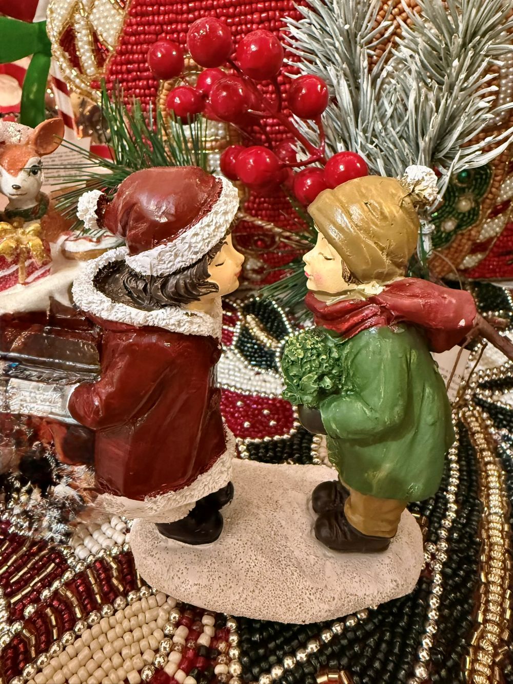 Figurine Les Petits Amoureux de Noël en rouge, vert et beige, scène romantique d’enfants pour décoration de charme et ambiance féérique