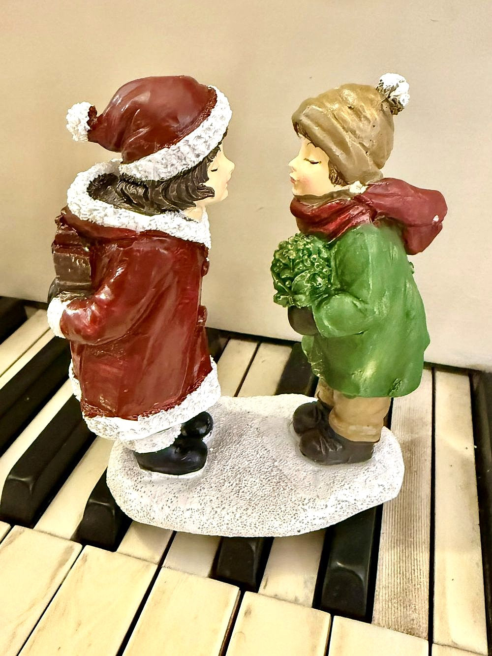 Figurine Les Petits Amoureux de Noël en rouge, vert et beige, scène romantique d’enfants pour décoration de charme et ambiance féérique