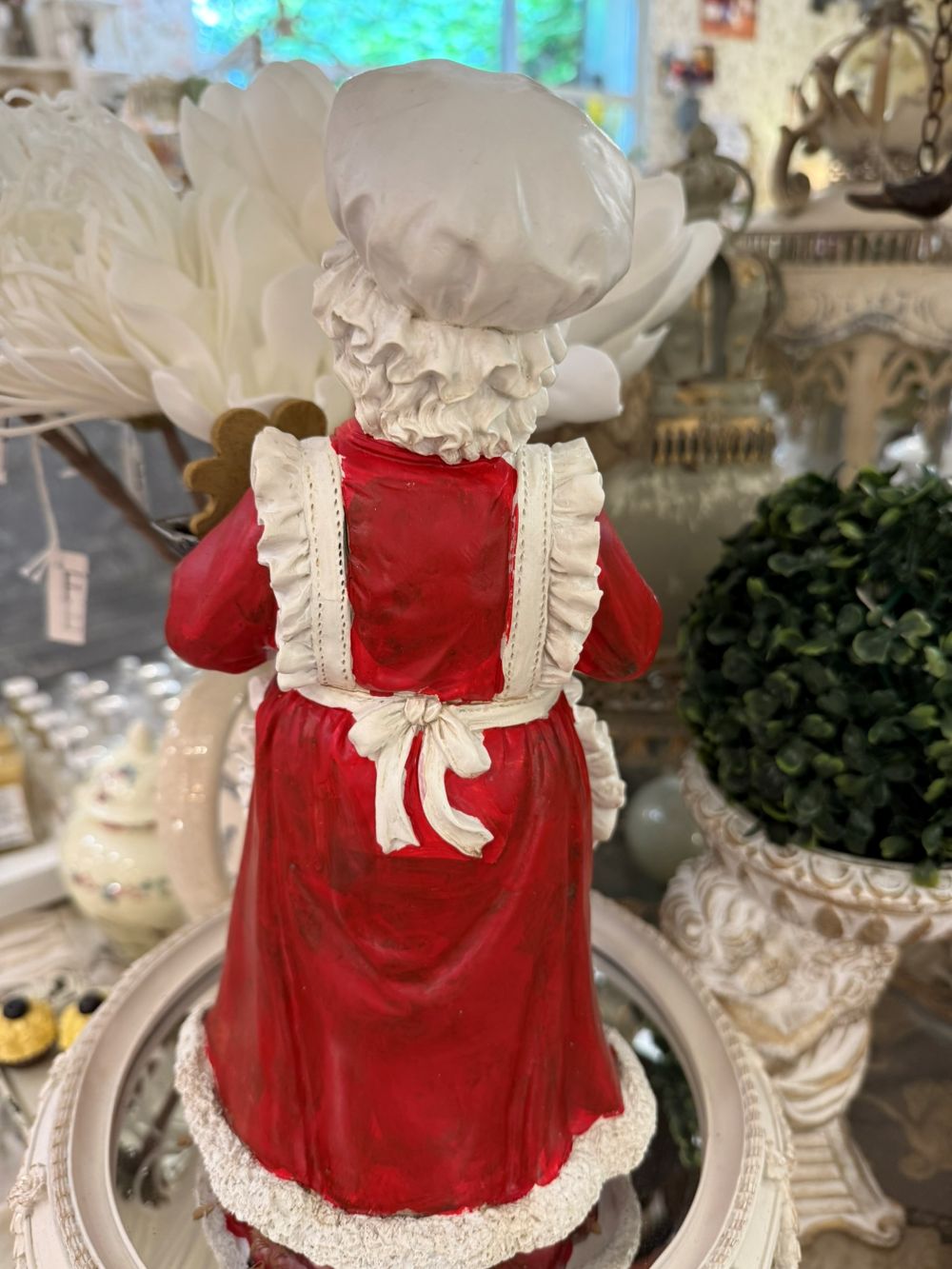 Figurine décorative de 30 cm représentant la Mère Noël en tenue de pâtissière rouge et blanche, tenant une tasse et un biscuit pain d’épices, style vintage et féérique