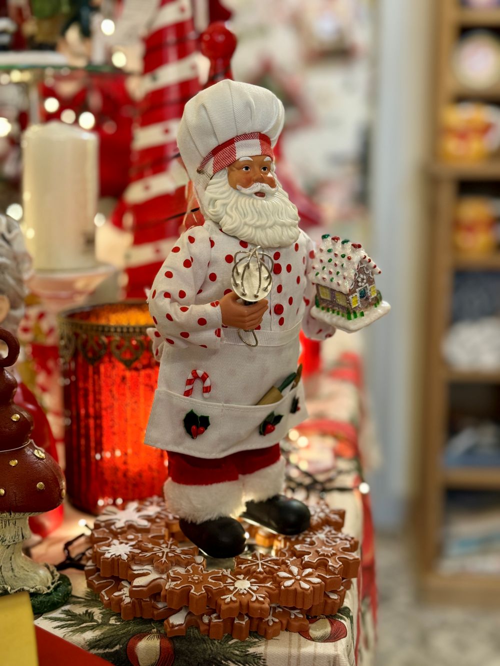 Figurine Père Noël Pâtissier 28 cm en rouge et blanc, tenant un fouet et une maison en pain d’épices, style shabby chic et féérique pour décoration de Noël