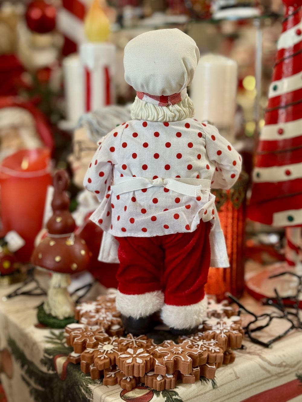 Figurine Père Noël Pâtissier 28 cm en rouge et blanc, tenant un fouet et une maison en pain d’épices, style shabby chic et féérique pour décoration de Noël