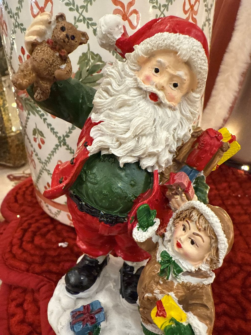 Figurine Père Noël avec enfant, décoration de Noël rouge blanc et vert, scène poétique et féérique, style shabby chic et décoration de charme, hauteur 14 cm