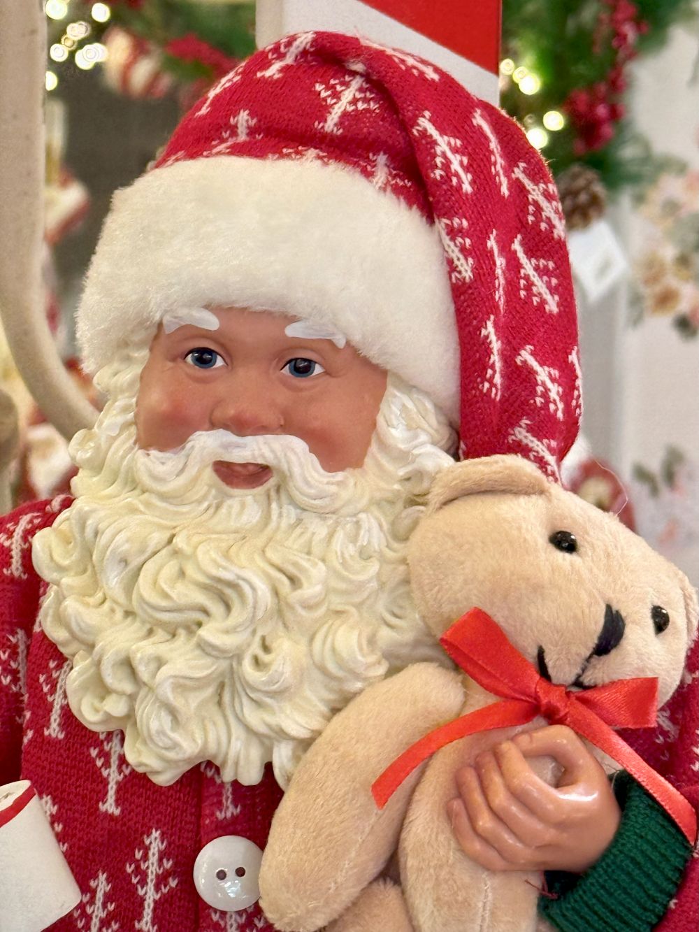 Figurine Père Noël en pyjama rouge tenant un ourson crème, décoration de Noël shabby chic et poétique, hauteur 45 cm