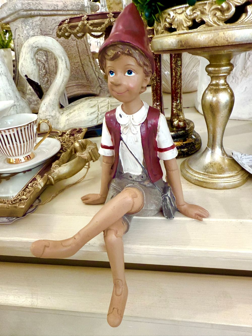 Figurine décorative Pinocchio assis contemplatif en rouge bordeaux, beige et blanc, pour décoration romantique, style shabby chic et ambiance poétique