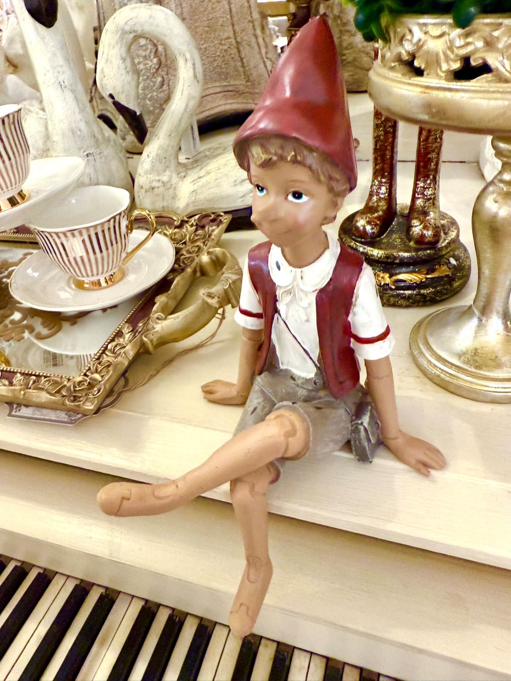 Figurine décorative Pinocchio assis contemplatif en rouge bordeaux, beige et blanc, pour décoration romantique, style shabby chic et ambiance poétique