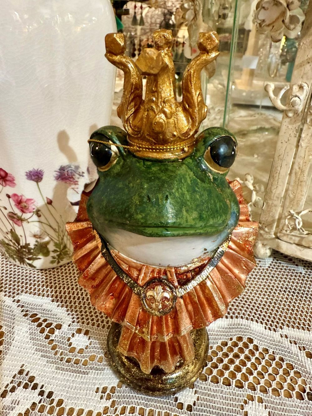 Figurine décorative en forme de grenouille verte avec couronne dorée, col cuivré et socle patiné, style féerique et poétique, hauteur 22 cm