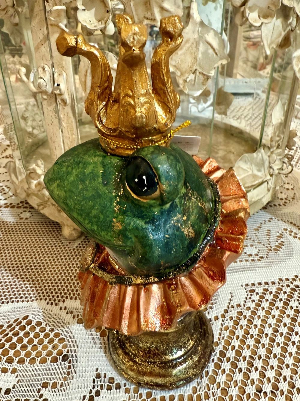 Figurine décorative en forme de grenouille verte avec couronne dorée, col cuivré et socle patiné, style féerique et poétique, hauteur 22 cm
