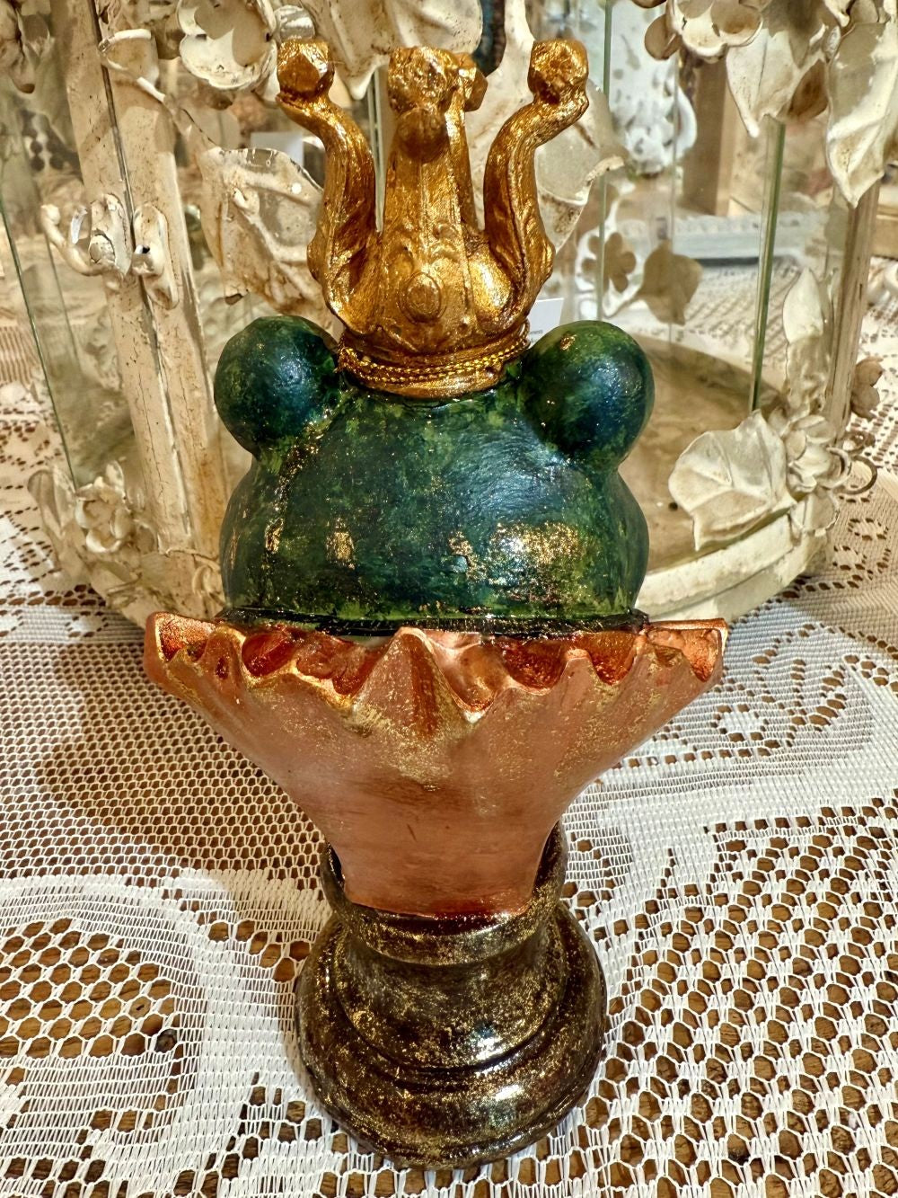 Figurine décorative en forme de grenouille verte avec couronne dorée, col cuivré et socle patiné, style féerique et poétique, hauteur 22 cm