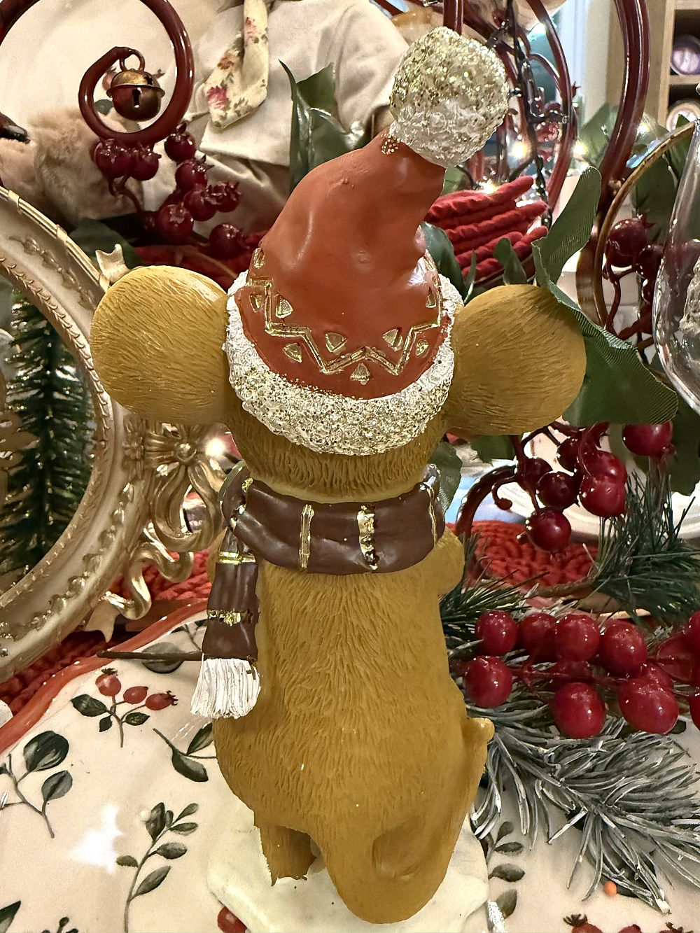 Figurine Souris de Noël au Cadeau, bonnet rouge pailleté et présent vert, décoration féérique et shabby chic de 20 cm