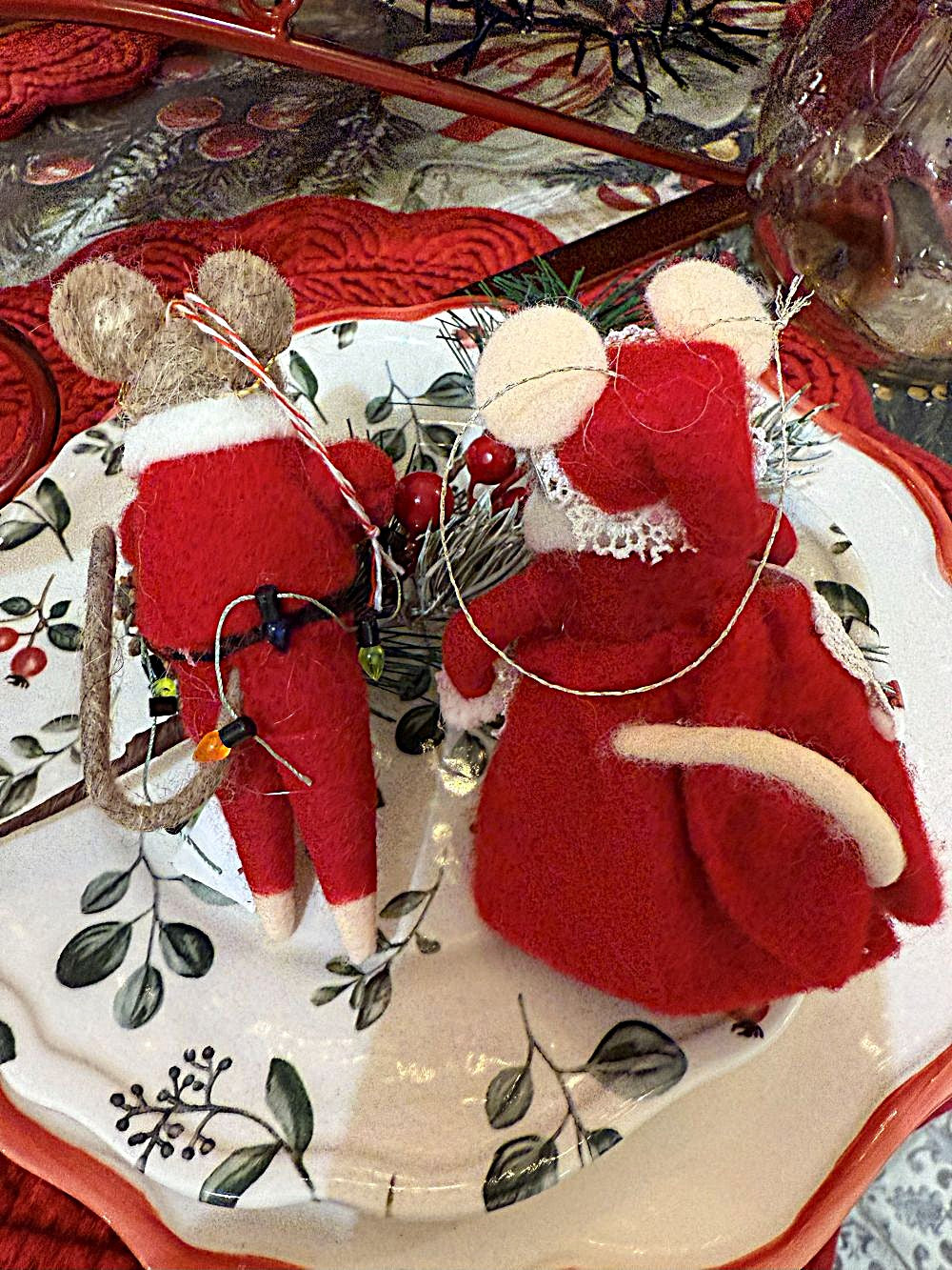 Couple de figurines souris en feutrine rouge et blanche, décoration de Noël romantique et shabby chic, 14 cm