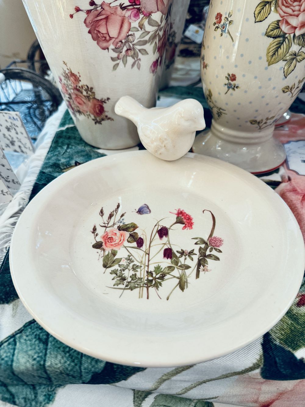 Fontaine décorative en céramique avec oiseau et fleurs sauvages, style champêtre et shabby chic, teintes blanc cassé, rose doux et vert naturel