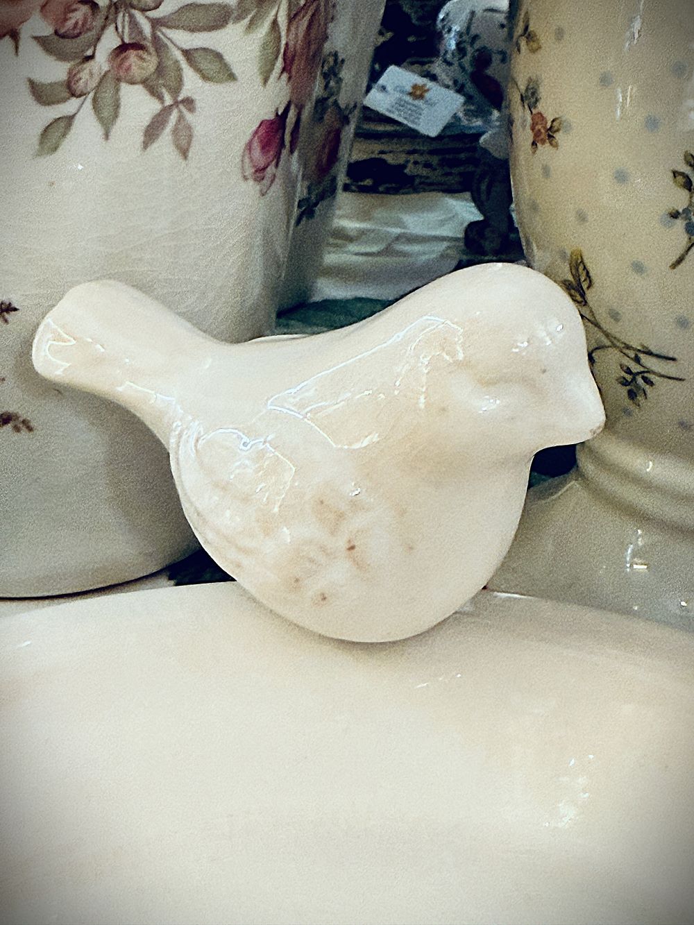 Fontaine décorative en céramique avec oiseau et fleurs sauvages, style champêtre et shabby chic, teintes blanc cassé, rose doux et vert naturel