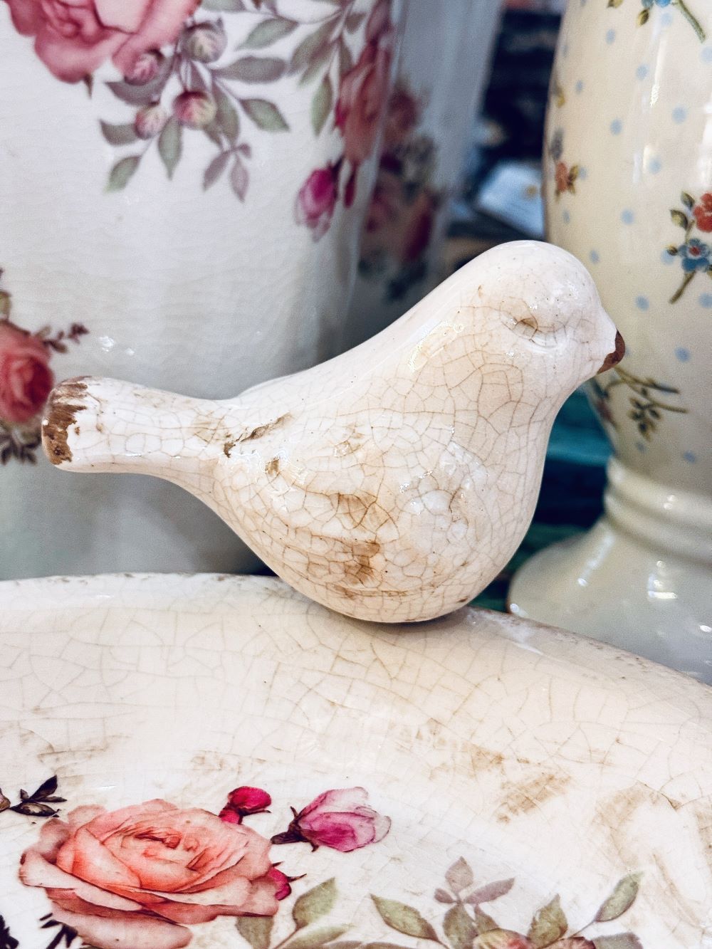 Fontaine décorative en céramique avec oiseau perché et motif floral de roses anglaises, style shabby chic romantique, teintes rose poudré et blanc cassé