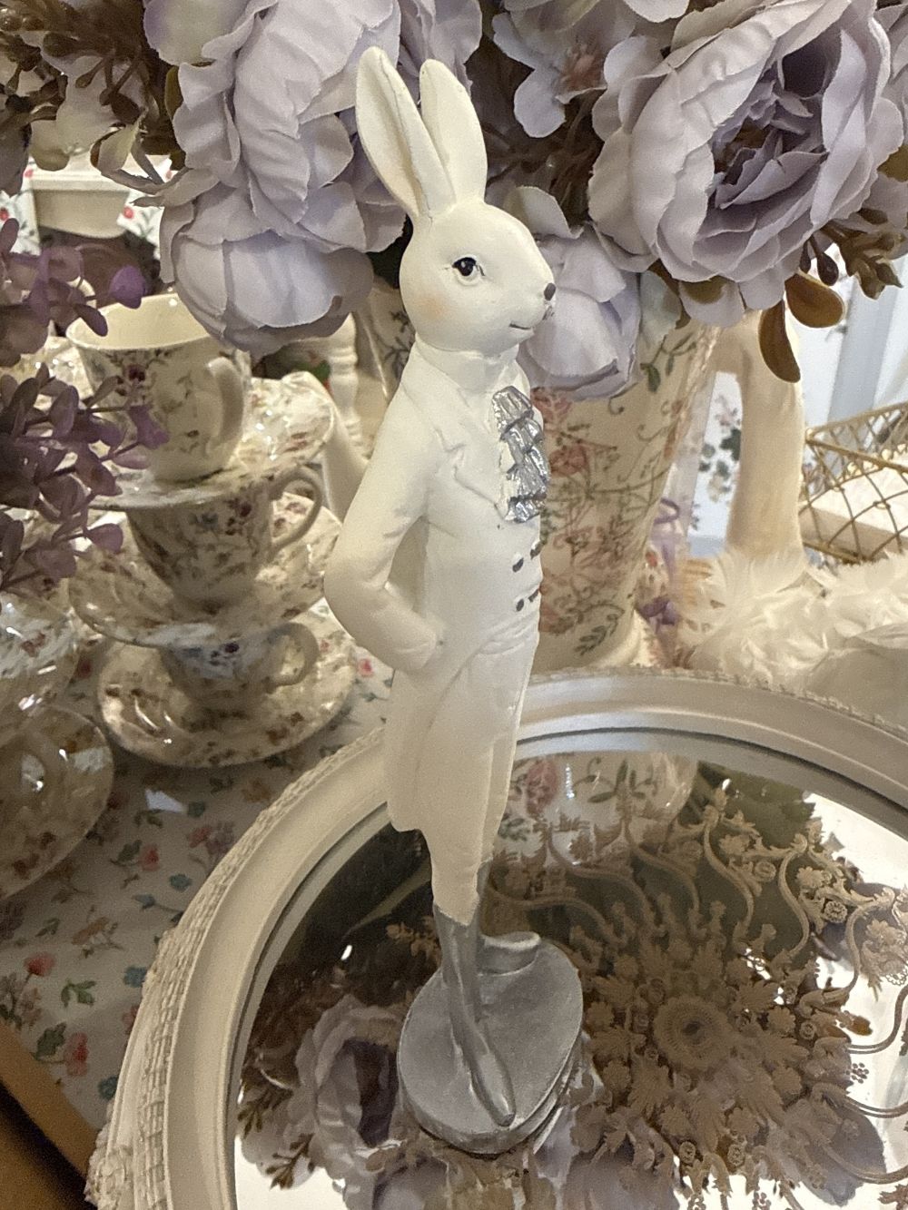 Figurine lapin blanc élégant de 20 cm, style shabby chic romantique, détails gris argenté, idéale pour décoration de charme printanière et ambiance poétique