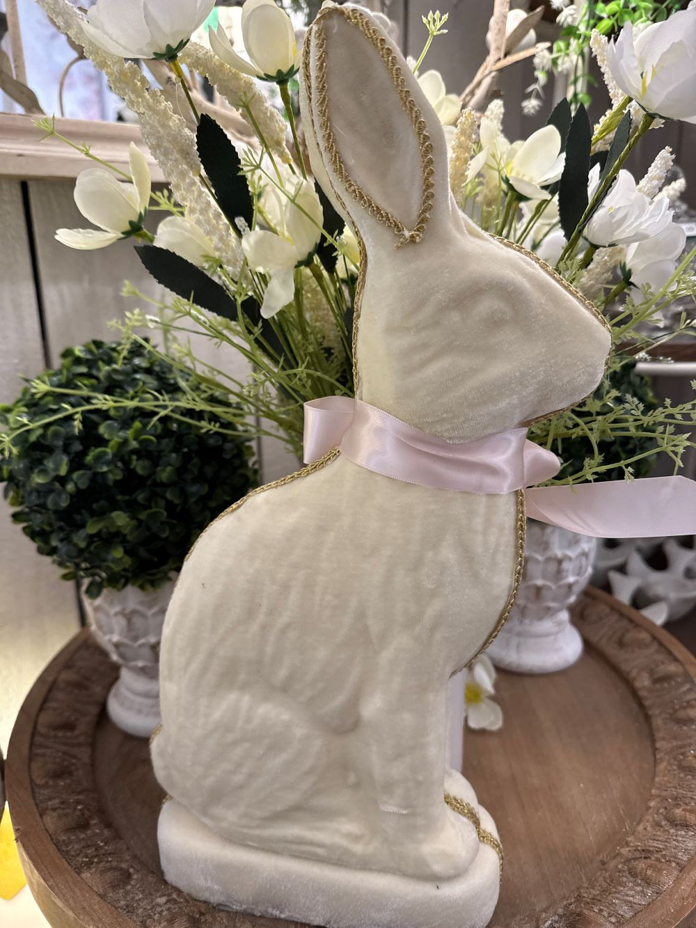 Lapin décoratif en feutrine blanc ivoire avec ruban rose poudré, détails dorés, style romantique et shabby chic, ambiance douce et poétique.