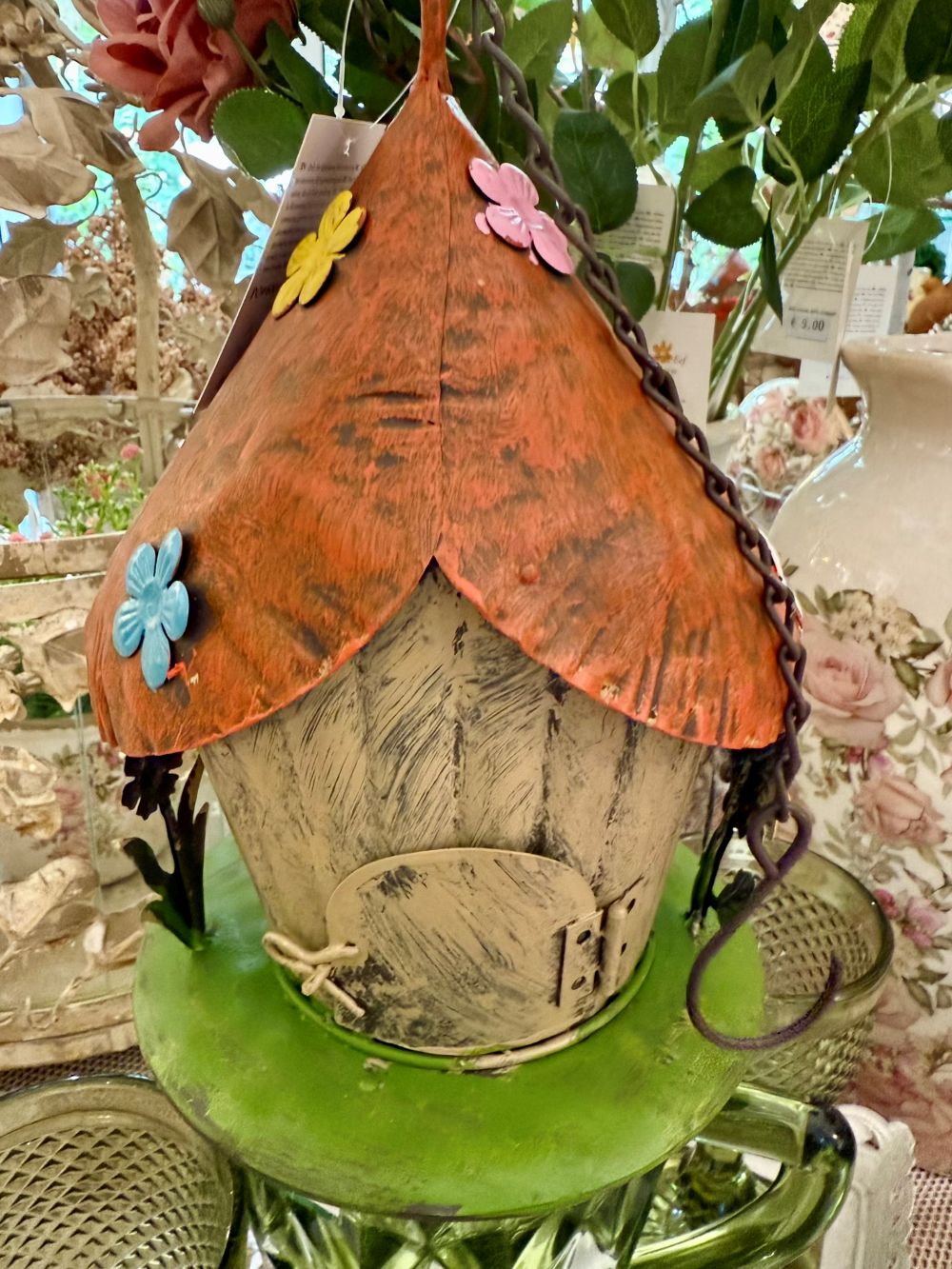 Maison à oiseaux suspendue en métal peint orange et vert, décor floral multicolore, style féérique pour déco de jardin ou balcon romantique et poétique