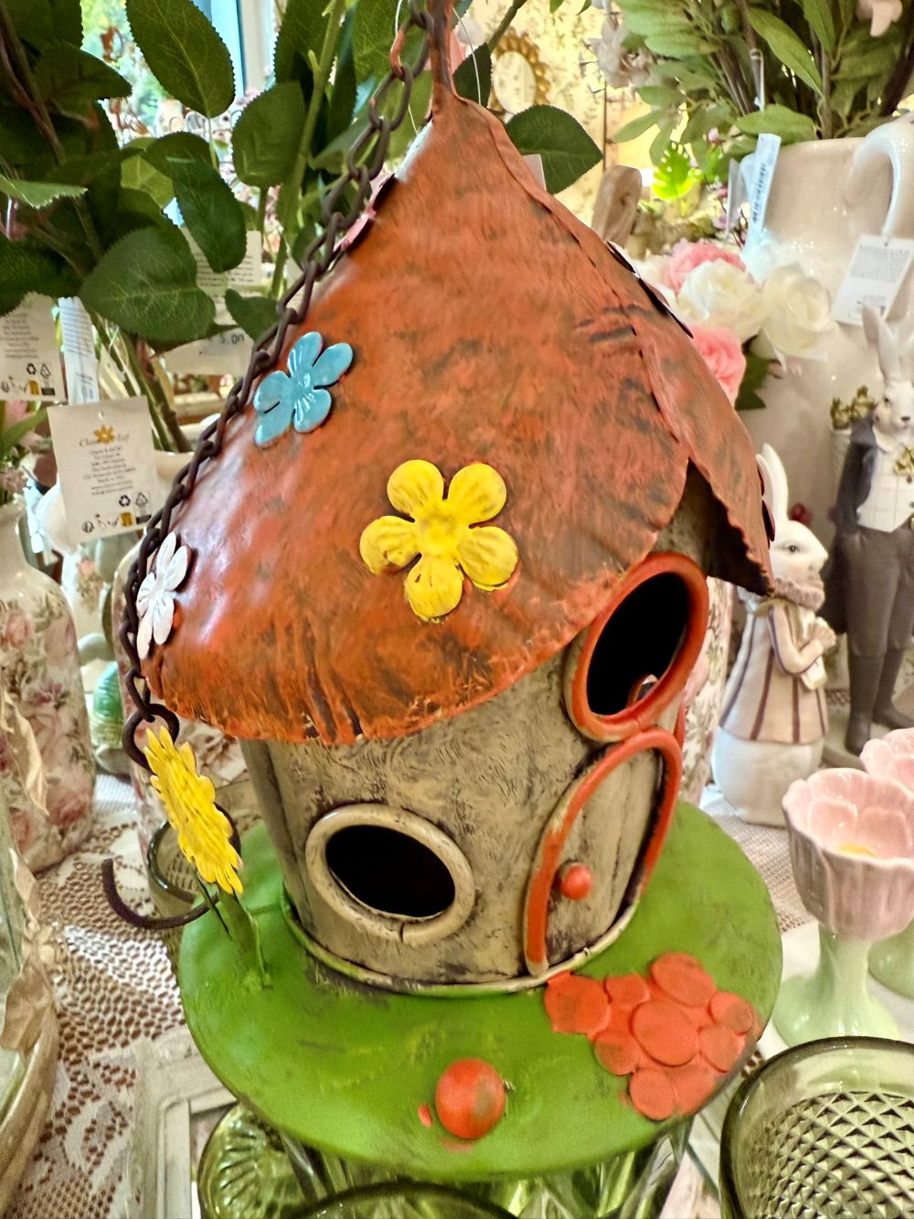 Maison à oiseaux suspendue en métal peint orange et vert, décor floral multicolore, style féérique pour déco de jardin ou balcon romantique et poétique