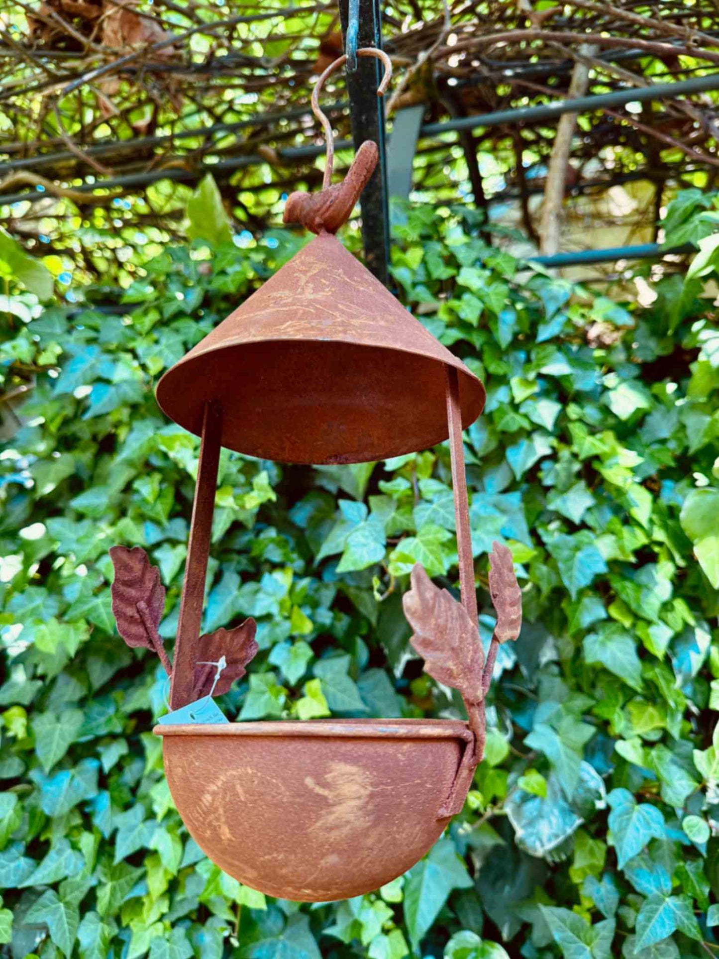 Mangeoire à oiseaux suspendue en métal rouillé avec feuillage décoratif – style shabby chic pour jardin romantique