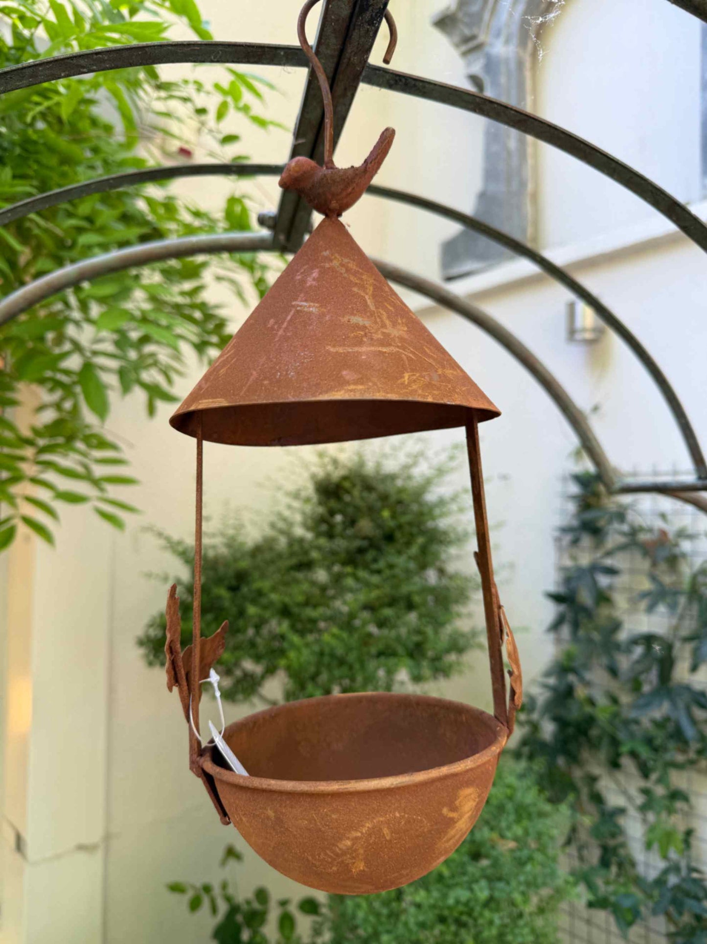 Mangeoire à oiseaux suspendue en métal rouillé avec feuillage décoratif – style shabby chic pour jardin romantique