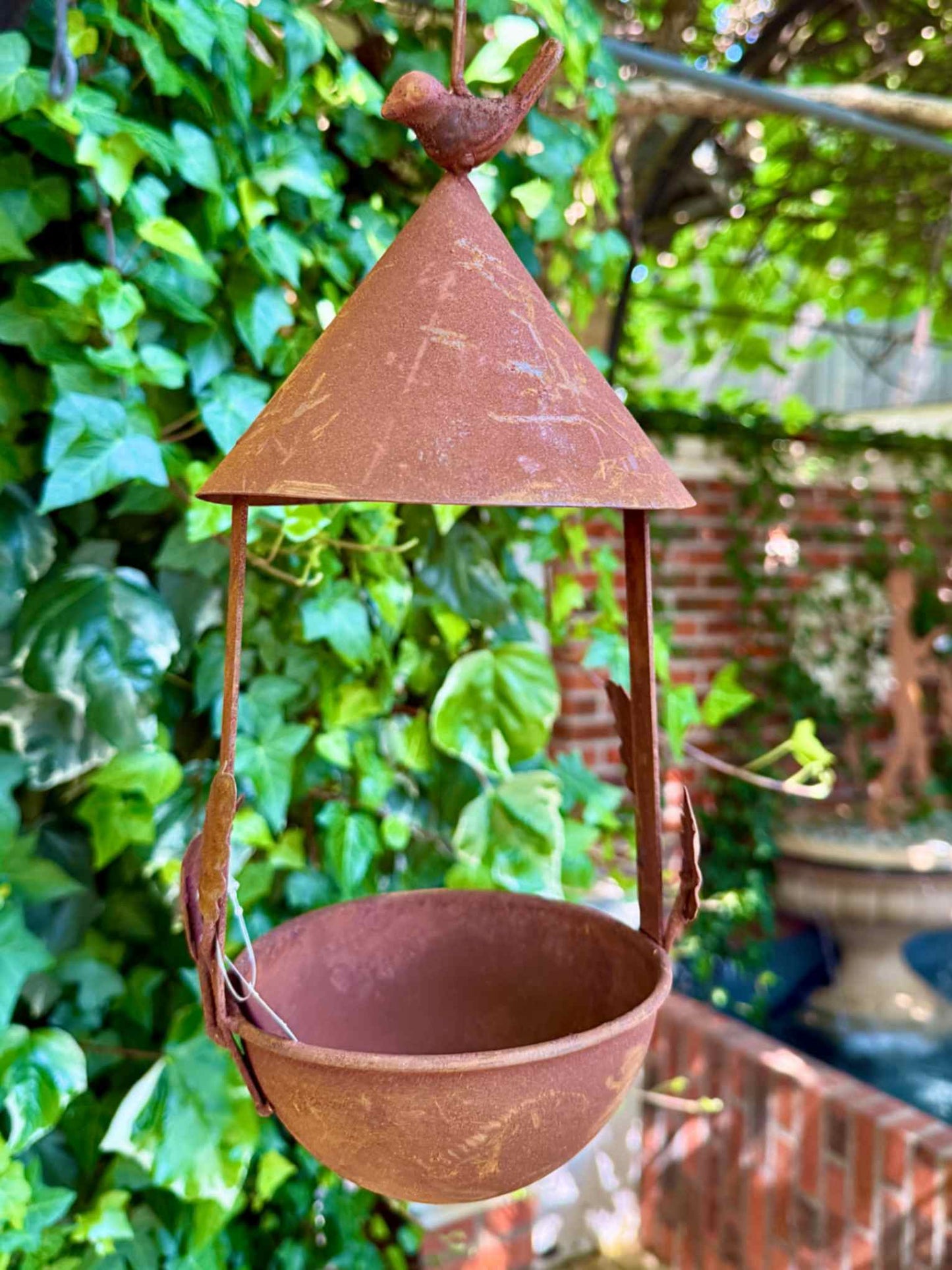 Mangeoire à oiseaux suspendue en métal rouillé avec feuillage décoratif – style shabby chic pour jardin romantique
