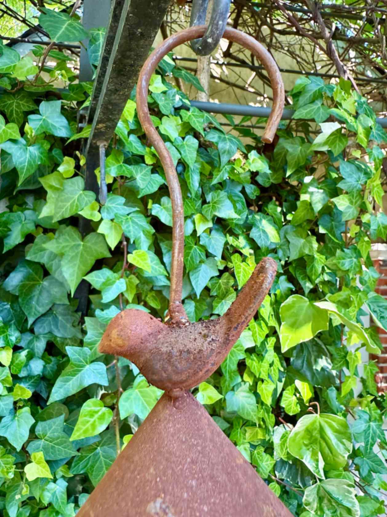 Mangeoire à oiseaux suspendue en métal rouillé avec feuillage décoratif – style shabby chic pour jardin romantique