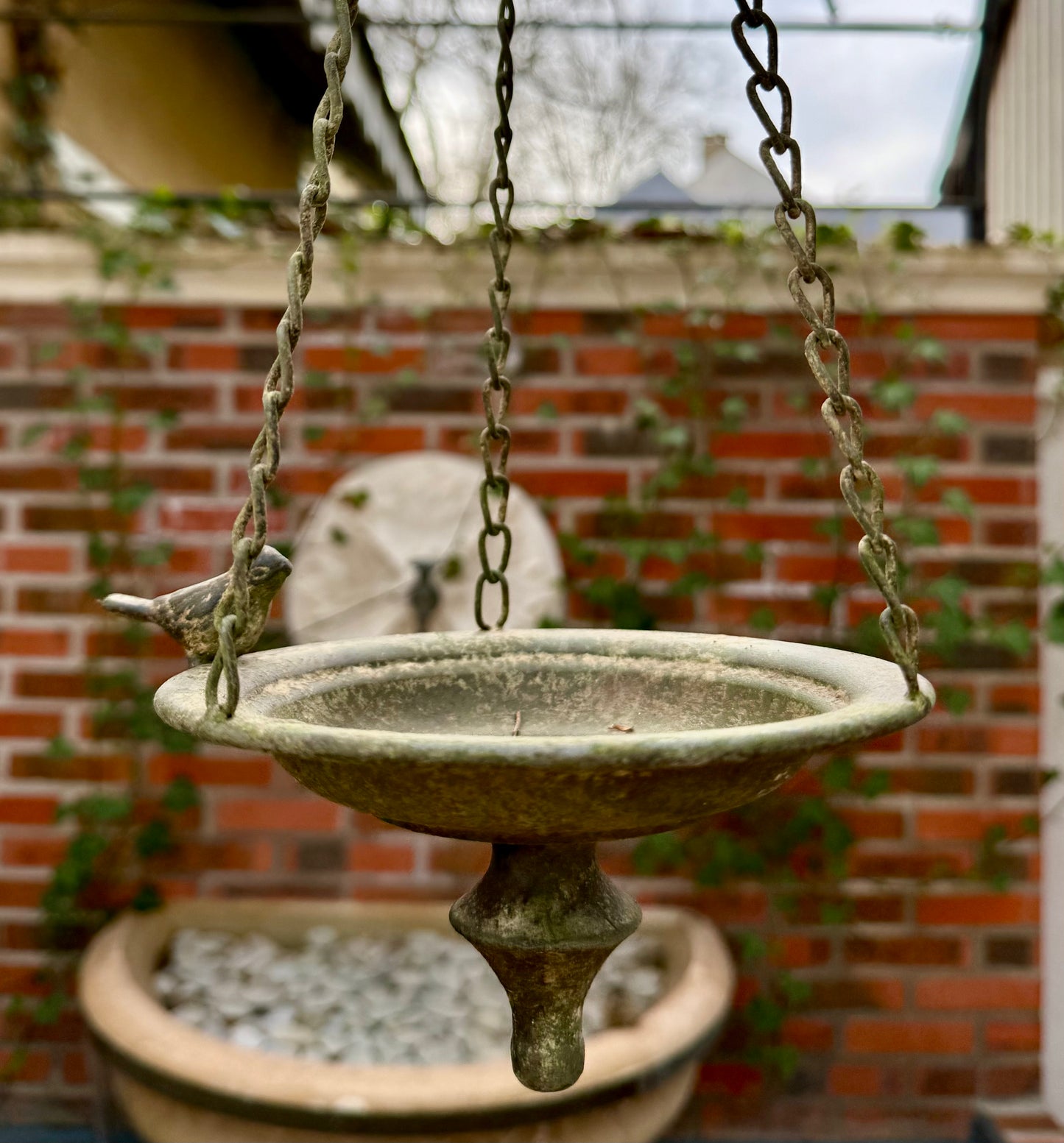 Mangeoire suspendue en métal avec oiseau décoratif, style shabby chic pour jardin ou terrasse