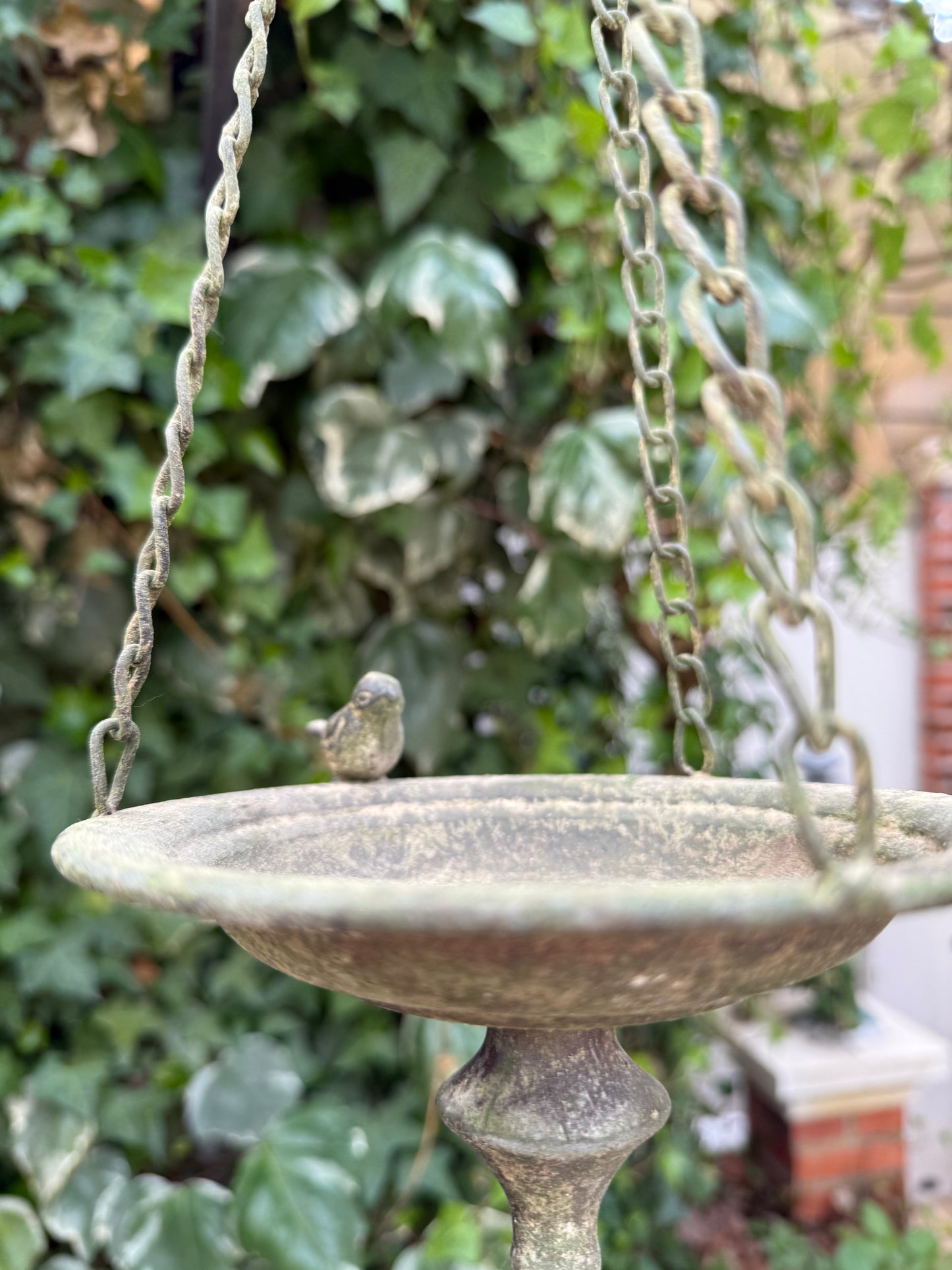 Mangeoire suspendue en métal avec oiseau décoratif, style shabby chic pour jardin ou terrasse