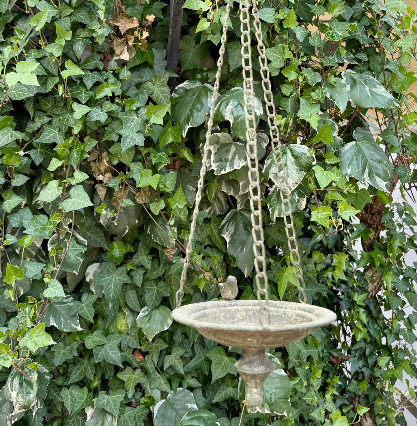 Mangeoire suspendue en métal avec oiseau décoratif, style shabby chic pour jardin ou terrasse
