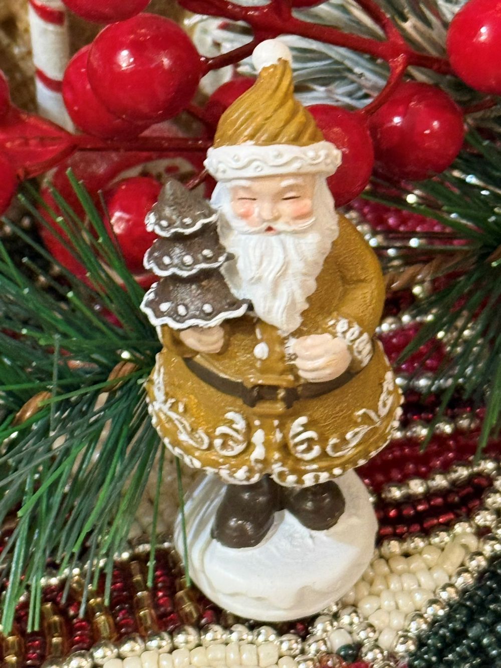 Figurine Père Noël Pain d’Épices Miniature 8 cm, vêtue de brun doré et blanc, tenant un petit sapin, décoration shabby chic et féérique pour Noël