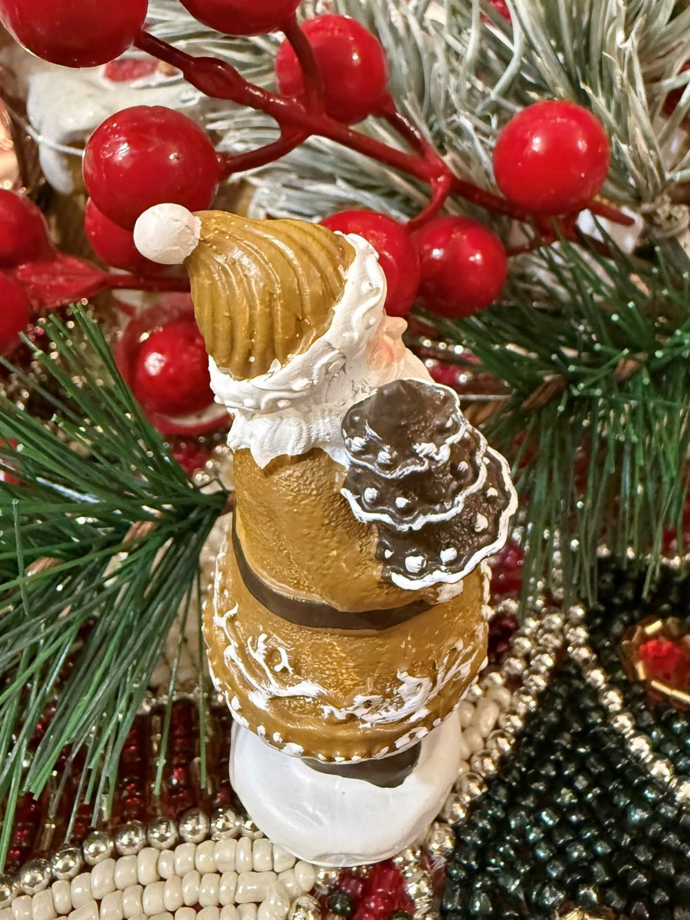 Figurine Père Noël Pain d’Épices Miniature 8 cm, vêtue de brun doré et blanc, tenant un petit sapin, décoration shabby chic et féérique pour Noël