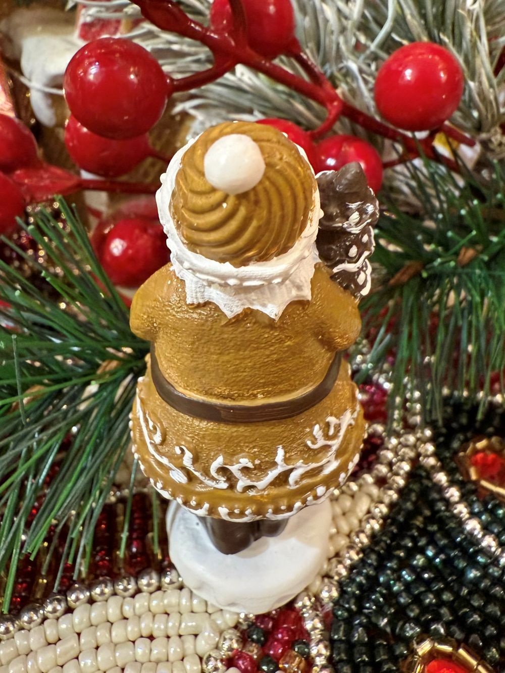 Figurine Père Noël Pain d’Épices Miniature 8 cm, vêtue de brun doré et blanc, tenant un petit sapin, décoration shabby chic et féérique pour Noël