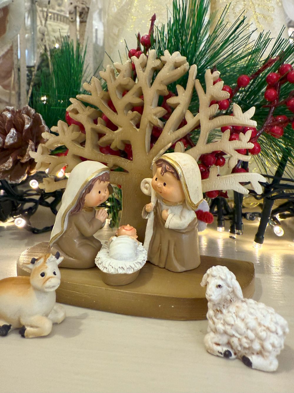 Petite crèche de Noël en bois et résine beige et doré, avec arbre décoratif, Sainte Famille et animaux, style shabby chic et décoration féérique.