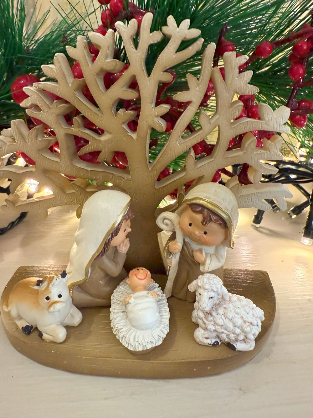 Petite crèche de Noël en bois et résine beige et doré, avec arbre décoratif, Sainte Famille et animaux, style shabby chic et décoration féérique.