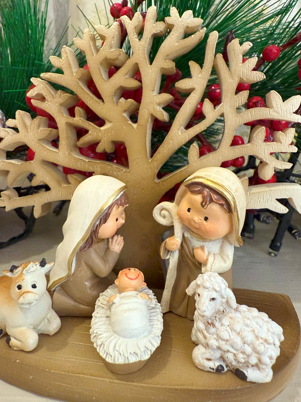 Petite crèche de Noël en bois et résine beige et doré, avec arbre décoratif, Sainte Famille et animaux, style shabby chic et décoration féérique.