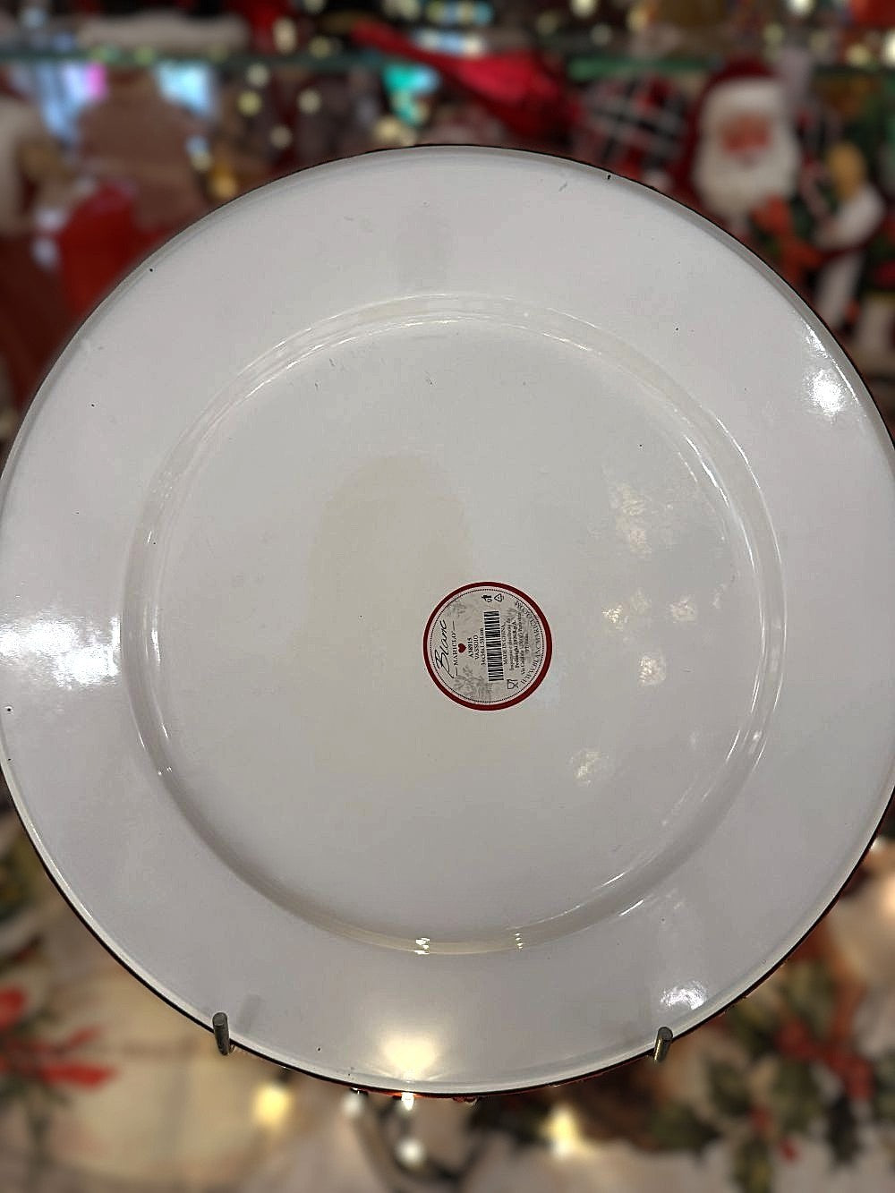 Plateau de Noël en métal émaillé Blanc Mariclò décoré d’un sapin vert et d’un ruban rouge, style romantique et shabby chic pour une déco de charme festive.